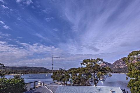 Dock Of The Bay - Accommodation Main Beach 1
