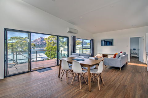 Dock Of The Bay - Accommodation Main Beach 0
