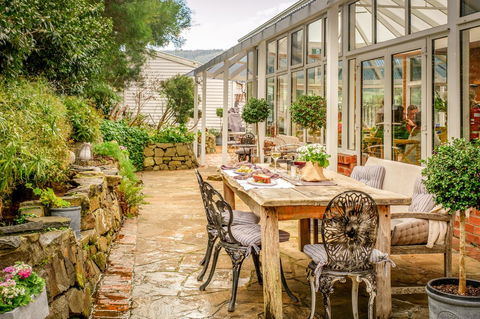 Cygnet Old Bank - Accommodation Main Beach 24