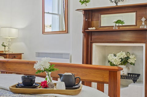 Cygnet Old Bank - Accommodation Main Beach 10