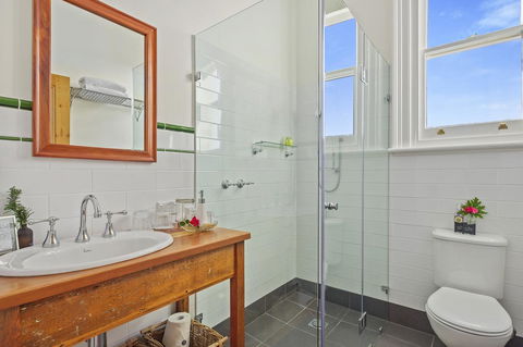 Cygnet Old Bank - Accommodation Main Beach 8