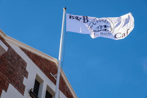 Cygnet Old Bank - Accommodation Main Beach 11