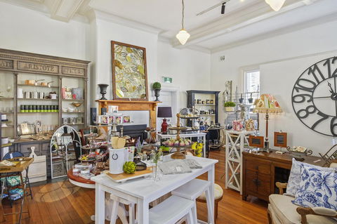 Cygnet Old Bank - Accommodation Main Beach 25