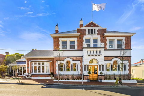 Cygnet Old Bank - Accommodation Main Beach 0