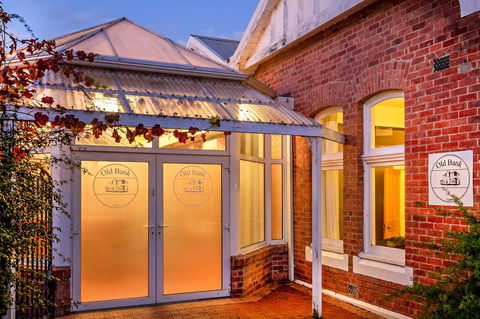 Cygnet Old Bank - Accommodation Main Beach 28