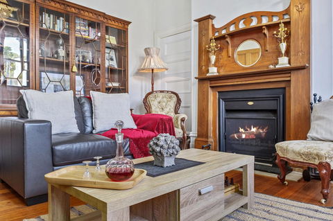 Cygnet Old Bank - Accommodation Main Beach 14