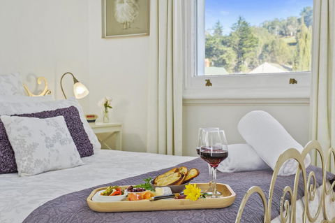 Cygnet Old Bank - Accommodation Main Beach 4