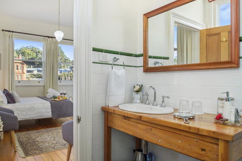 Cygnet Old Bank - Accommodation Main Beach 5