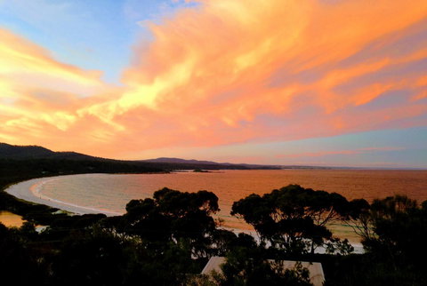 DOLPHIN LOOKOUT COTTAGE - Amazing Views Of The Bay Of Fires - Accommodation Main Beach 0