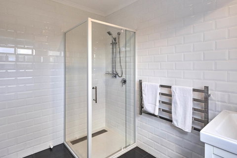 DOLPHIN LOOKOUT COTTAGE - Amazing Views Of The Bay Of Fires - Accommodation Main Beach 3