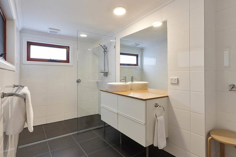 DOLPHIN LOOKOUT COTTAGE - Amazing Views Of The Bay Of Fires - Accommodation Main Beach 2