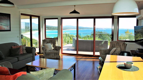 DOLPHIN LOOKOUT COTTAGE - Amazing Views Of The Bay Of Fires - Accommodation Main Beach 1