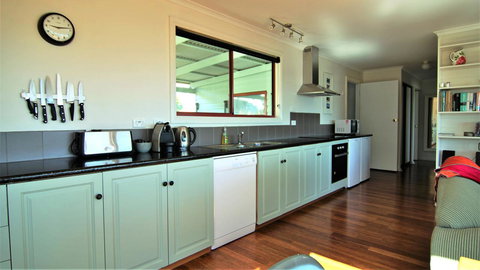 DOLPHIN LOOKOUT COTTAGE - Amazing Views Of The Bay Of Fires - Accommodation Main Beach 5