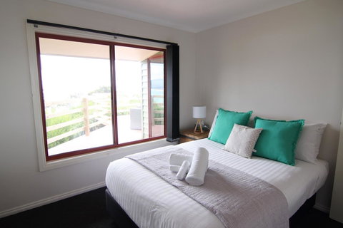 DOLPHIN LOOKOUT COTTAGE - Amazing Views Of The Bay Of Fires - Accommodation Main Beach 8