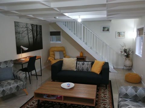 Hilltop Cottages - Accommodation Main Beach 2