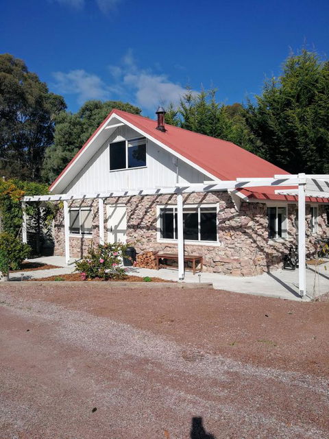 Hilltop Cottages - Accommodation Main Beach 0
