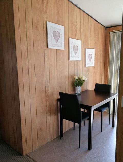 Hilltop Cottages - Accommodation Main Beach 17