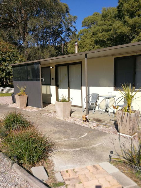 Hilltop Cottages - Accommodation Main Beach 13