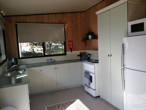 Hilltop Cottages - Accommodation Main Beach 11