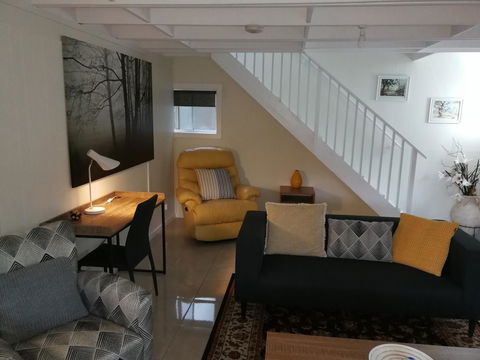 Hilltop Cottages - Accommodation Main Beach 6