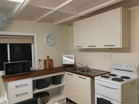 Hilltop Cottages - Accommodation Main Beach 5