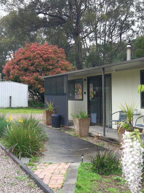 Hilltop Cottages - Accommodation Main Beach 15
