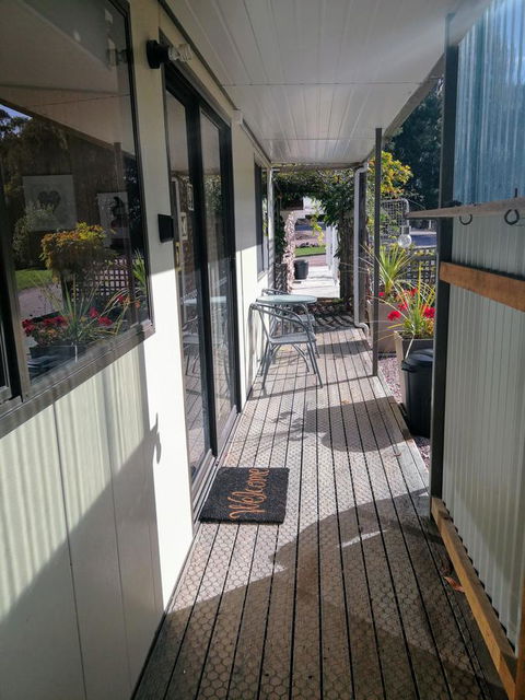 Hilltop Cottages - Accommodation Main Beach 19