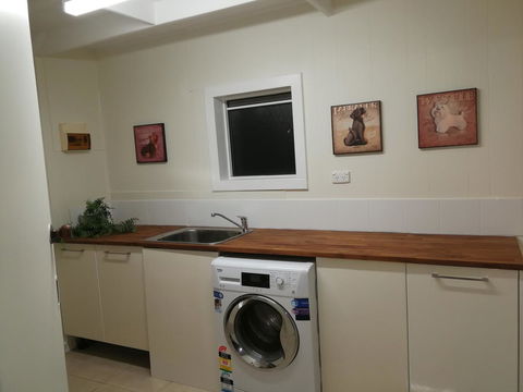 Hilltop Cottages - Accommodation Main Beach 4