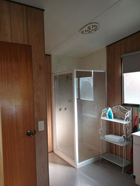 Hilltop Cottages - Accommodation Main Beach 18