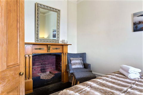 WEST NEST | Classic 3BR Hobart Terrace BEST Location, View, Close To City - Accommodation Main Beach 10