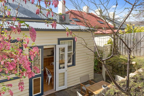 WEST NEST | Classic 3BR Hobart Terrace BEST Location, View, Close To City - Accommodation Main Beach 19