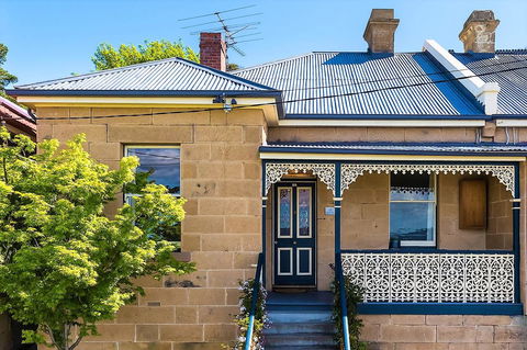 WEST NEST | Classic 3BR Hobart Terrace BEST Location, View, Close To City - Accommodation Main Beach 0