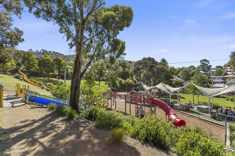 WEST NEST | Classic 3BR Hobart Terrace BEST Location, View, Close To City - Accommodation Main Beach 29
