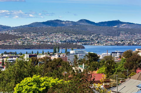 WEST NEST | Classic 3BR Hobart Terrace BEST Location, View, Close To City - Accommodation Main Beach 1