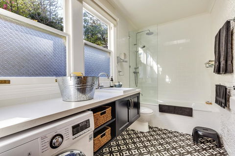 WEST NEST | Classic 3BR Hobart Terrace BEST Location, View, Close To City - Accommodation Main Beach 2