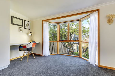 WEST NEST | Classic 3BR Hobart Terrace BEST Location, View, Close To City - Accommodation Main Beach 14