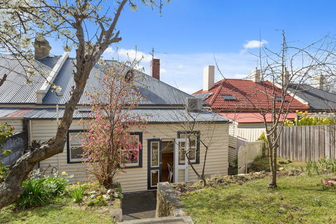 WEST NEST | Classic 3BR Hobart Terrace BEST Location, View, Close To City - Accommodation Main Beach 17