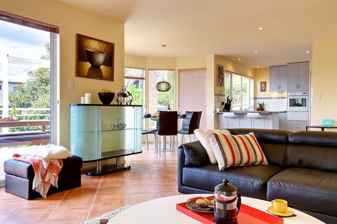 Isle Of Views - Accommodation Main Beach 2