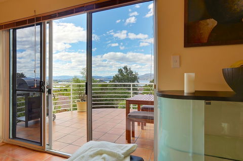 Isle Of Views - Accommodation Main Beach 23