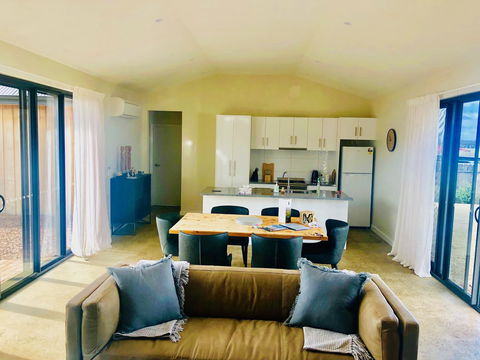 EMBRACING EVANDALE - Hosted By L'Abode Accommodation - Accommodation Main Beach 2