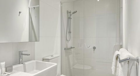 Experience Platinum Hotel Apartments - Accommodation Main Beach 24