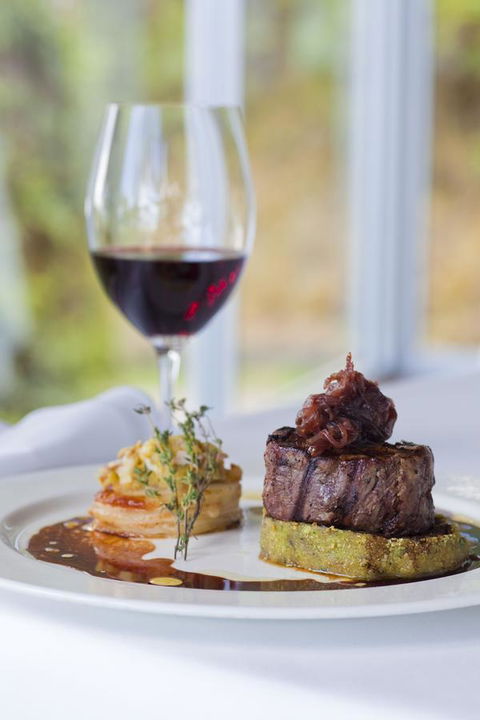 Chris\'s Beacon Point Restaurant & Villas - Accommodation Main Beach 10