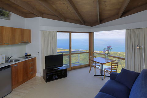 Chris\'s Beacon Point Restaurant & Villas - Accommodation Main Beach 5