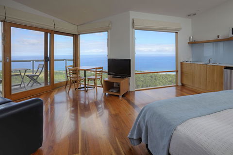 Chris\'s Beacon Point Restaurant & Villas - Accommodation Main Beach 2
