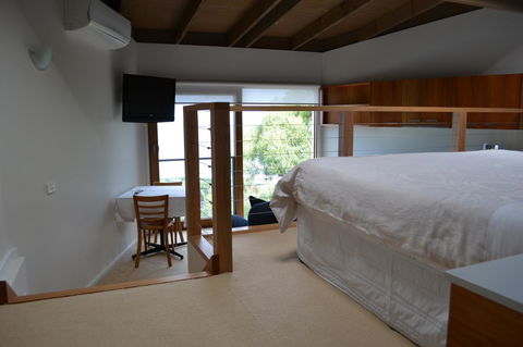 Chris\'s Beacon Point Restaurant & Villas - Accommodation Main Beach 9