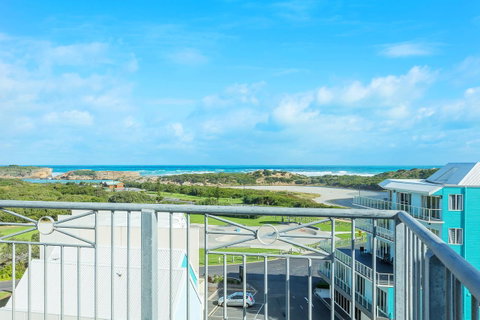 Deep Blue Hotel & Hot Springs - Accommodation Main Beach 25