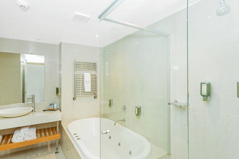 Deep Blue Hotel & Hot Springs - Accommodation Main Beach 37