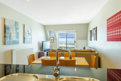 Deep Blue Hotel & Hot Springs - Accommodation Main Beach 44