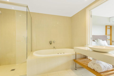 Deep Blue Hotel & Hot Springs - Accommodation Main Beach 20