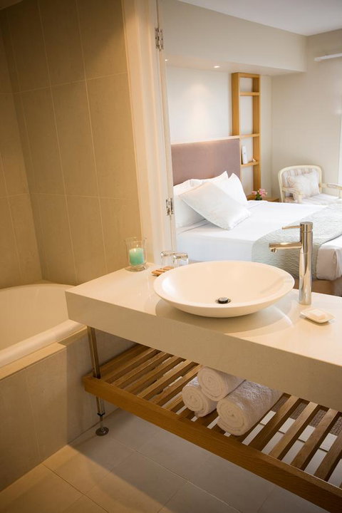 Deep Blue Hotel & Hot Springs - Accommodation Main Beach 38